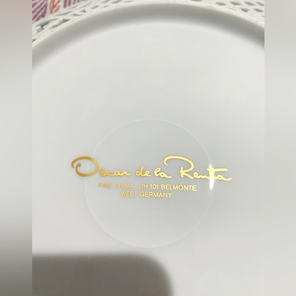 Oscar de la Renta Fune 1990 Plate. Vintage Belmonte Pattern 10.5 in.  Like New. - Picture 4 of 7